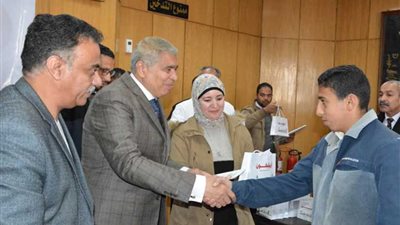 محافظ المنيا يٌسلم 40 سماعة طبية لذوي الاحتياجات الخاصة