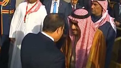 الرئيس السيسي يستقبل خادم الحرمين لدى وصوله إلى مطار شرم الشيخ الدولي