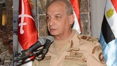 وزير الدفاع يتفقد وحدة التدريب الأساسي للمشاة ويلتقى بالجنود المستجدين ..صور