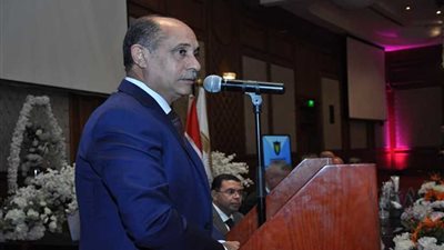 وزير الطيران يلتقي بالعاملين بشركتي 