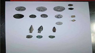 الآثار : ضبط عملات ورؤوس سهام أثرية قبل تهريبها بمطار الأقصر ‎