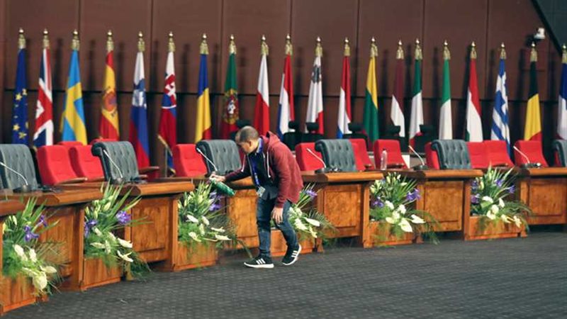 قوة الحاضر تُعانق