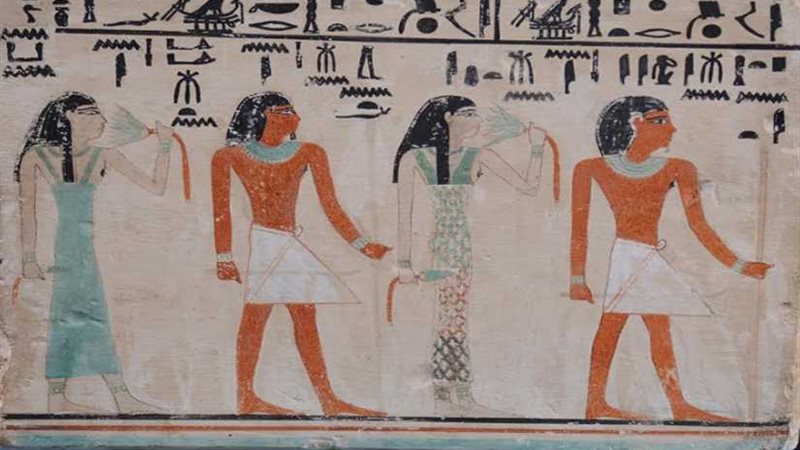 قناع مُذهَّب ولوحة