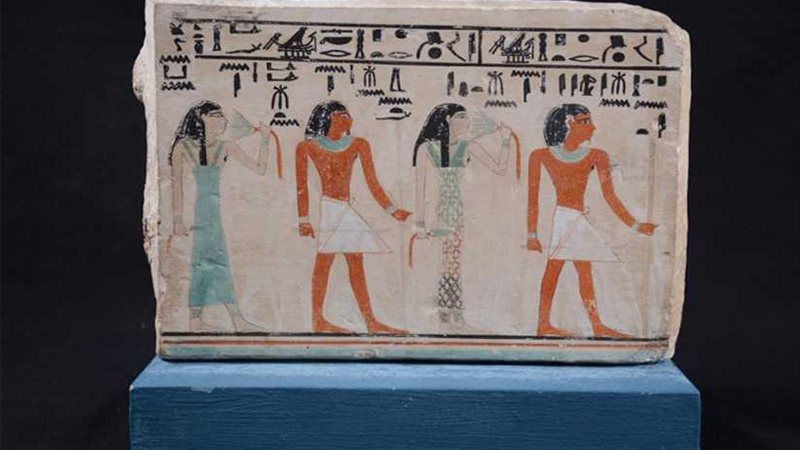 قناع مذهب ولوحة جنائزية