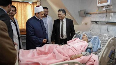 شيخ الأزهر يزور مصابي تفجير الدرب الأحمر الإرهابي
