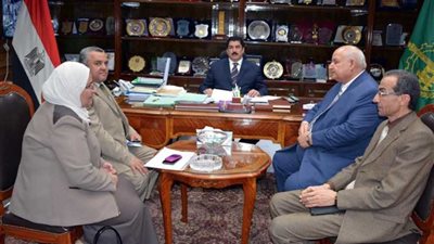 محافظ القليوبية يبحث تنفيذ مشروعات كهربية بـ240 مليونا