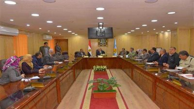 محافظ أسيوط يناقش سبل توفير فرص عمل للشباب