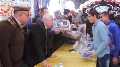 مدير أمن البحيرة يوزع بطاطين وملابس أطفال بالقرى الفقيرة بإيتاي البارود