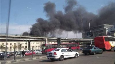 حريق بمحطة قطارات رمسيس بسبب اصطدام جرار قطار بالرصيف (فيديو)