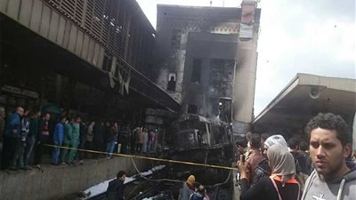 اللقطات الأولى لحادث حريق جرار محطة مصر (فيديو)