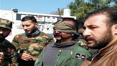 بالصور.. باكستان تأسر طيارين هنديين