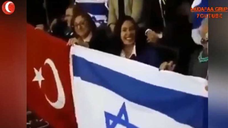 مسؤولة تركية تلوح