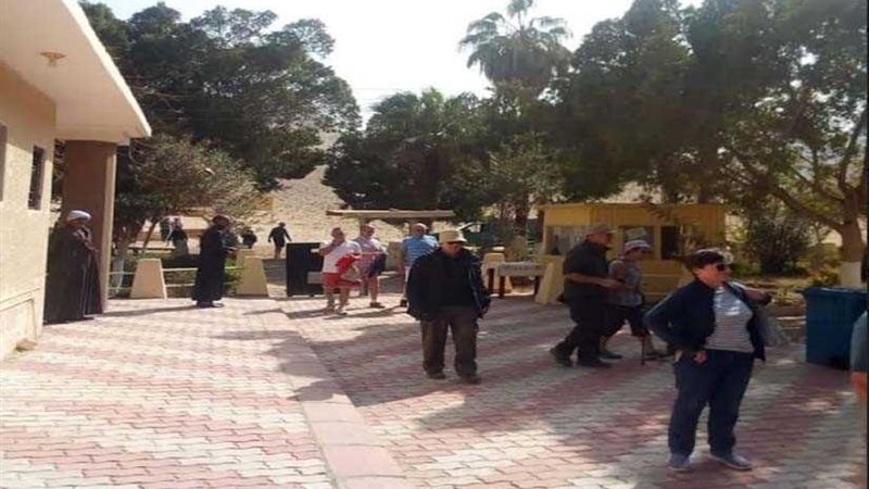 وفدان سياحيان من