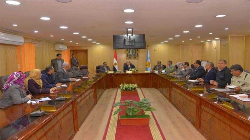 محافظ أسيوط يناقش