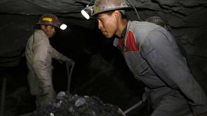 مصرع 11 من عمال المناجم