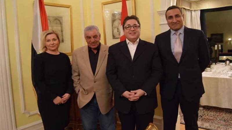 زاهي حواس في عشاء