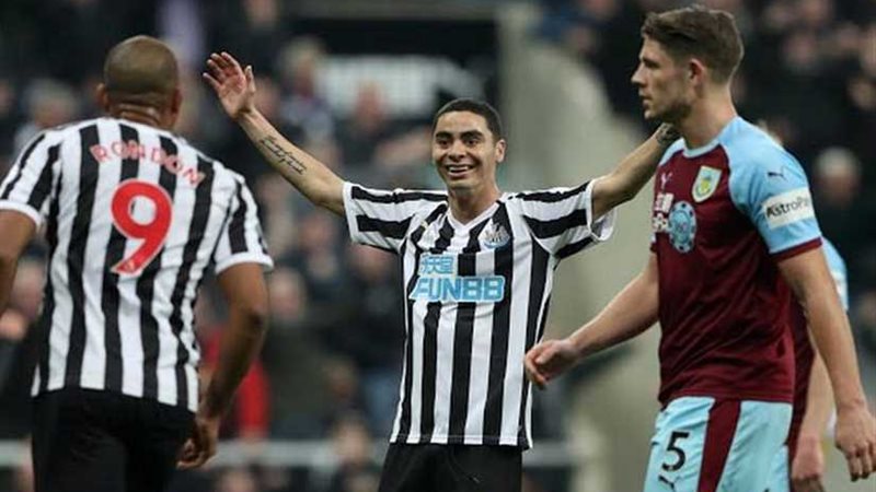 نيوكاسل يونايتد يفوز