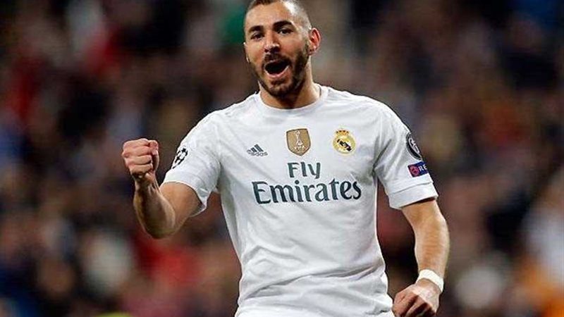 «بنزيما» رأس حربة