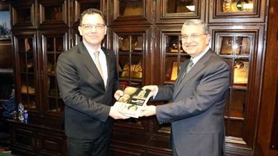 وزير التجارة الروماني يؤكد رغبة بلاده في الاستثمار بالطاقة المتجددة في مصر
