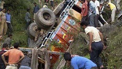 مقتل 6 وإصابة 30 إثر سقوط حافلة بوادٍ في الشطر الهندي من إقليم كشمير