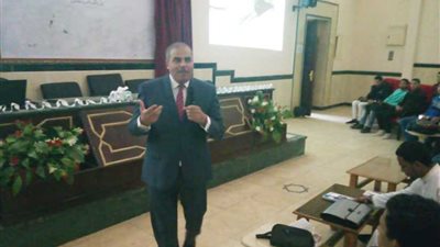 رئيس جامعة الأزهر يلقي ؤ 