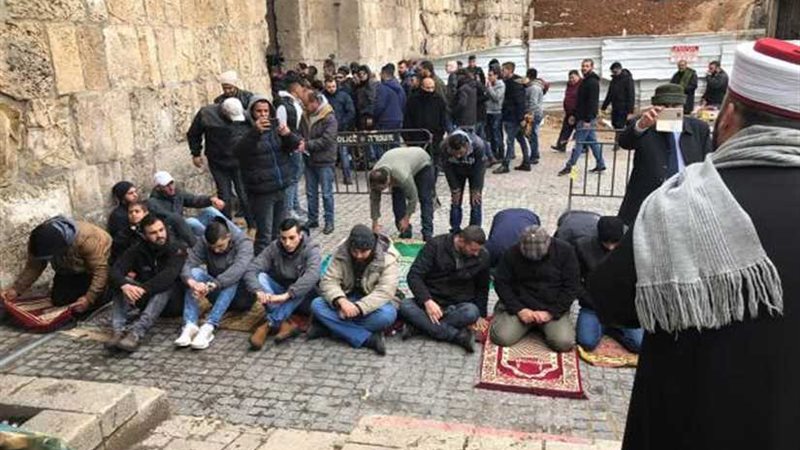 مبعدو الأقصى يؤدون