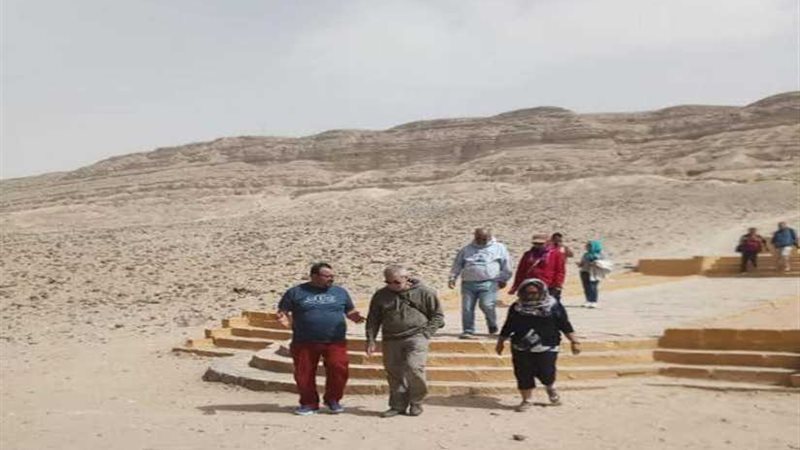 سياح 4 دول يستمتعون