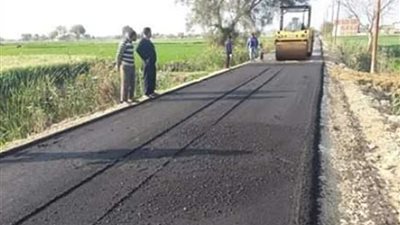 استكمال أعمال رصف الطرق بمدن ومراكز المحافظة 