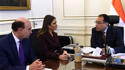 رئيس الوزراء يتابع جهود جذب الاستثمارات للمنطقة الاقتصادية بقناة السويس