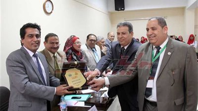 جامعة الزقازيق تكرم رئيس تحرير بوابة روزاليوسف