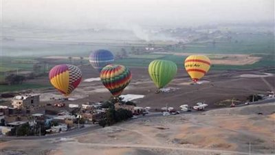 سماء الأقصر تشهد تحليق 550 سائحًا لمشاهدة معالمها عبر البالون الطائر