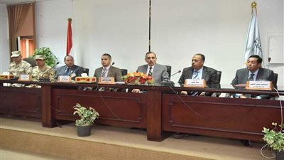 محافظ أسيوط يشهد حفل تكريم أسر شهداء القوات المسلحة