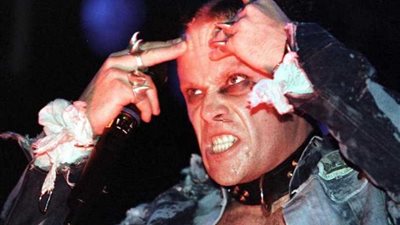 الأسطورة المرعبة ينتحر فجراً (صور)