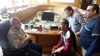 محافظ الإسماعيلية يواصل الاستماع لمطالب المواطنين