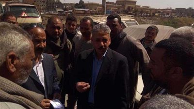 رئيس مركز ملوي يشدد على التزام السائقين بالتعريفة