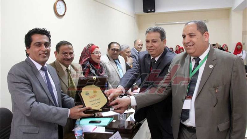 جامعة الزقازيق تكرم