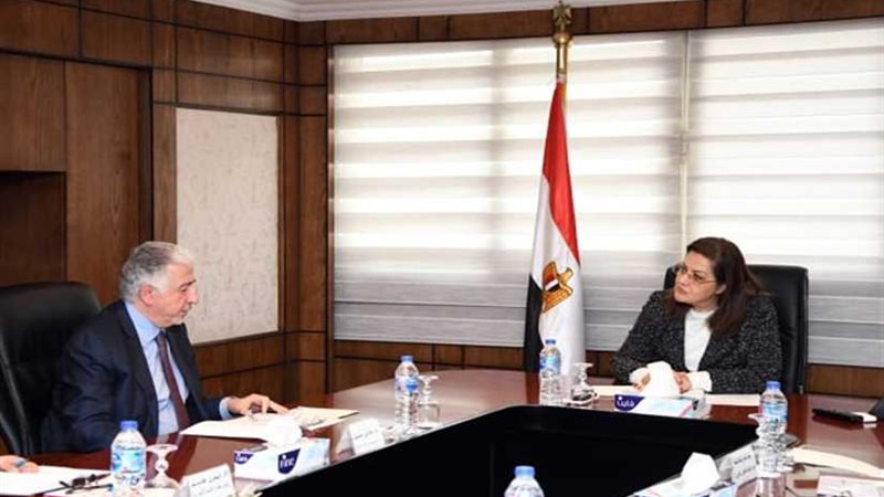 وزيرة التخطيط تبحث