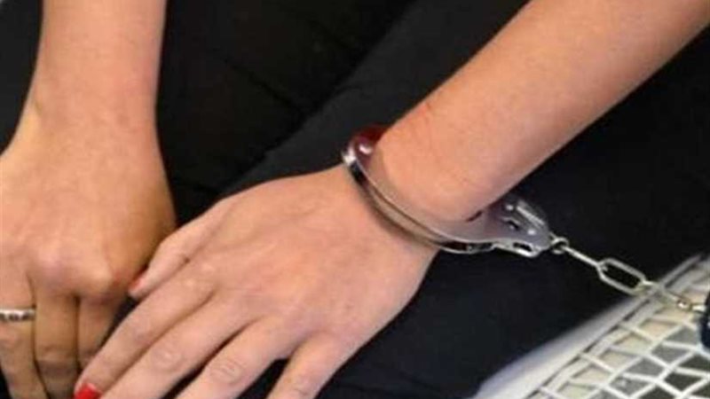 ضبط موظفة استولت