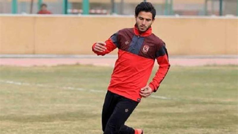 حمدي فتحي يغادر مباراة