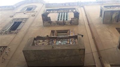 تحطم 3 سيارات بعد انهيار شرفة عقار بالمنصورة