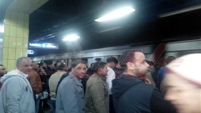 إخلاء قطار مترو بعد تعطله بنفق الأوبرا والركاب يشيدون بإجراءات السلامة