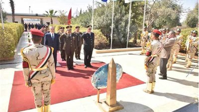 إكليل زهور على النصب التذكاري في احتفالات يوم الشهيد بأسيوط.. صور