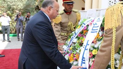 الغزالي وعبدالعال يضعان إكليل الزهور على مقابر الشهداء