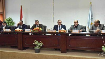 محافظ أسيوط يبحث مشاكل التخطيط والتنظيم لإيجاد حلول