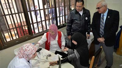 رئيس جامعة المنصورة يتفقد نقاط فحص 