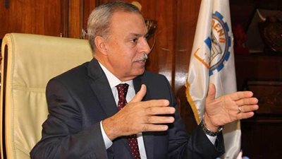 محافظ قنا فحص 55 ألف مواطن في خامس أيام 