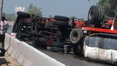 انقلاب سيارة نقل بطريق مسطرد في شبرا الخيمة