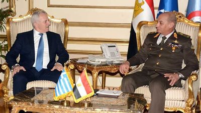 وزير الدفاع يناقش مع نظيره اليوناني العلاقات العسكرية