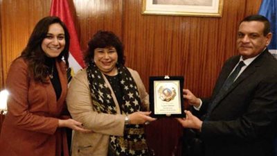 محافظ البحيرة يقدم درع المحافظة لوزيرة الثقافة 