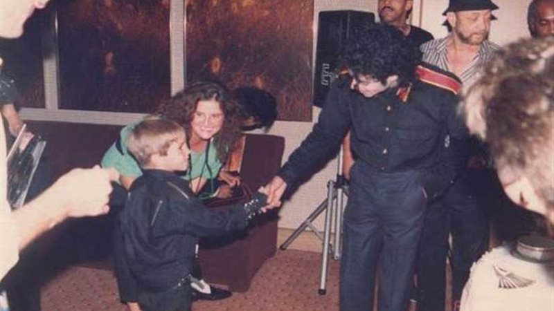 هل اعتدى مايكل جاكسون